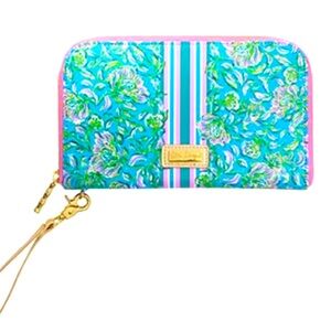 Lilly Pulitzer Travel Wallet -6 Interior Card Pockets, 2 Flaps
Exterior Pocket